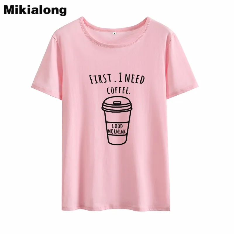 Mikialong الأولى أحتاج القهوة المتناثرة المطبوعة التي شيرت النساء 2018 قصيرة الأكمام القطن المحملة قميص فام السيدات مضحك t قميص النساء