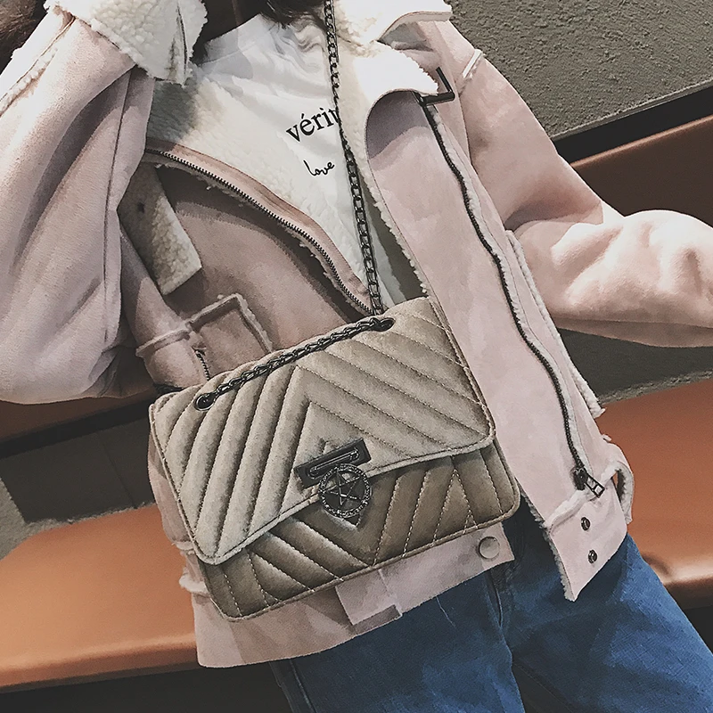 

2018 new wild Messenger single shoulder velvet chain fashion lock simple small square bag.