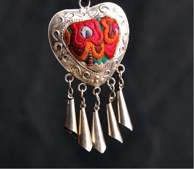 

Hot sell ->@@ Title:Chinese art pure handmade retro jewelry Miao Silver Pendant Necklace (Color random transmission) -Top qualit