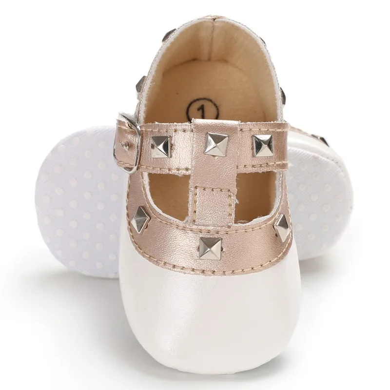 Nweborn/обувь принцессы для маленьких девочек; модная обувь с заклепками и мягкой подошвой из искусственной кожи; симпатичная обувь для новорожденных девочек; Детские Первые ходунки