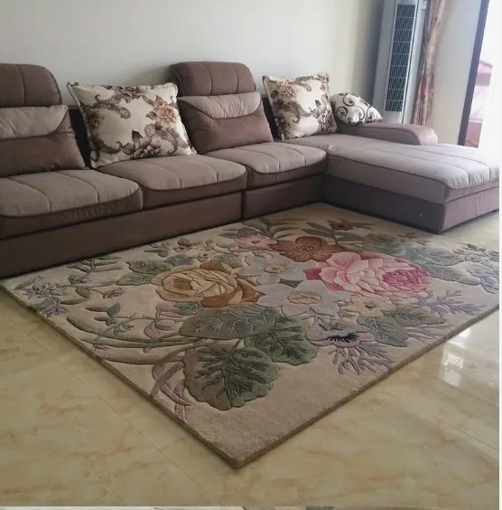 комната с зеленым ковром. ковры в интерьере гостиной. ковер в гостиную с угловым диваном. ковер около дивана. угловой диван и ковер в интерьере.