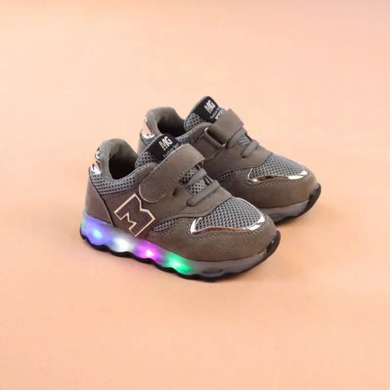 Детские дышащие разноцветные туфли со светодиодной подсветкой для маленьких мальчиков и девочек; Светящиеся кроссовки; удобные спортивные кроссовки для детей - Цвет: Серый