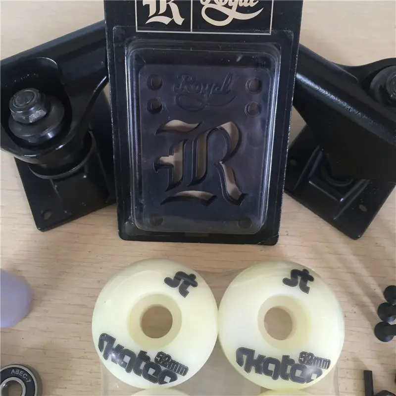 skateboard trucks andbearings andwheels (8)