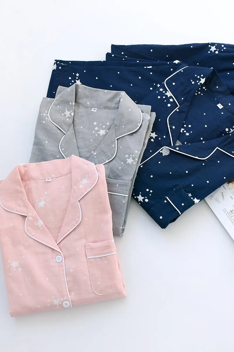 Новая пара Пижамы 2019 100% марлевый хлопковый кардиган с длинными рукавами для мужчин и женщин пижамы со звездами отворотом пара домашний