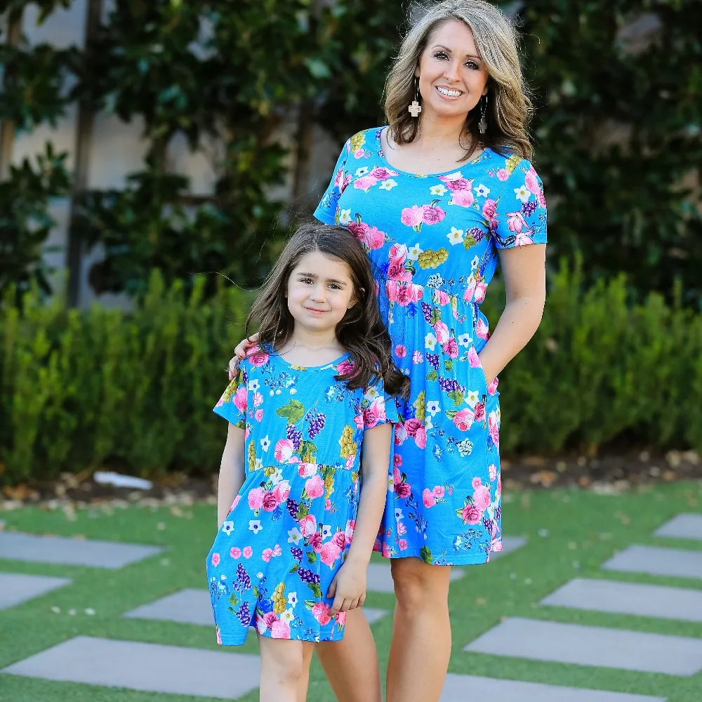 Повседневные одинаковые платья для мамы и дочки с цветочным принтом, одежда «Мама и я», семейный стиль, платье для мамы и маленьких девочек