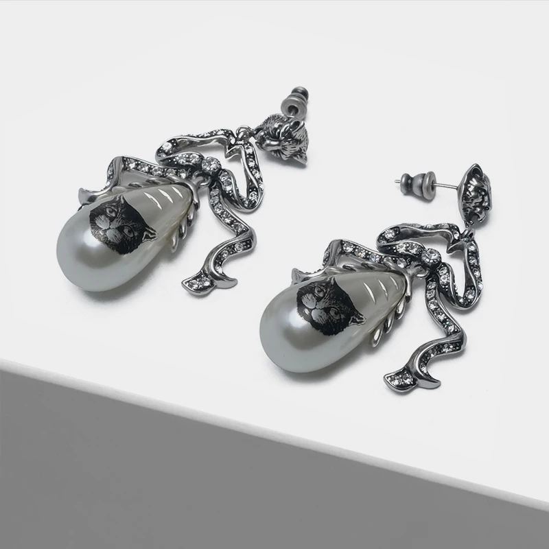 Cat-head design for stylish pearl drop earrings