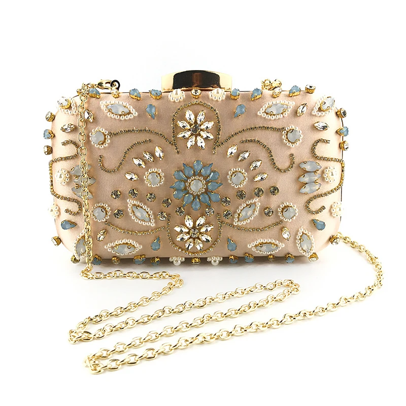 Luxy Moon Gold Satin Blumen-Clutch, Vorderansicht