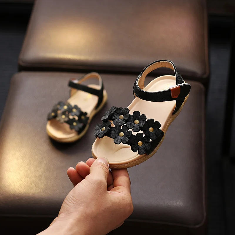 Новые летние детские сандалии для девочек; милая однотонная Цвет с цветочной вышивкой туфли в стиле «Принцесса» для детей, мягкая подошва, детские ботинки - Цвет: black