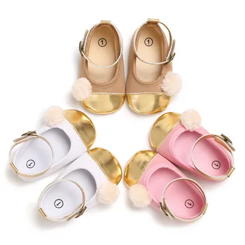 

Babyfarbe, die rutschfeste weiche untere Babyschuhe des hellen Farbplüschballs zusammenbringt