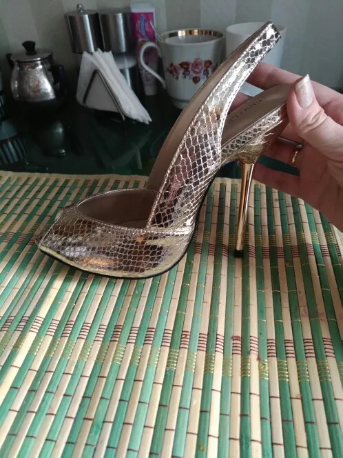 Женские босоножки на тонком металлическом высоком каблуке-шпильке; пикантные черные вечерние туфли на ремешке с открытым носком из змеиной кожи для невесты; 3845-g12