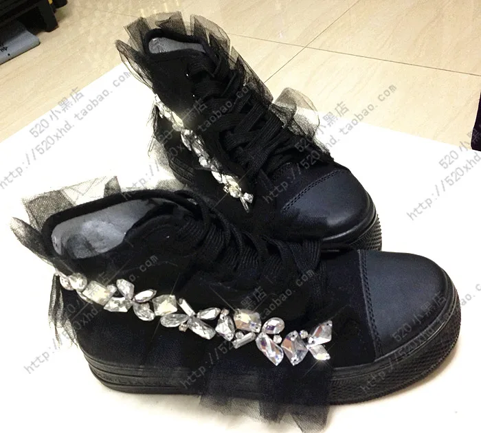 Парусиновая Вулканизированная обувь с белыми кружевными цветами и серебряными кристаллами в стиле панк, увеличивающая рост; женские Сникеры для девушек и женщин