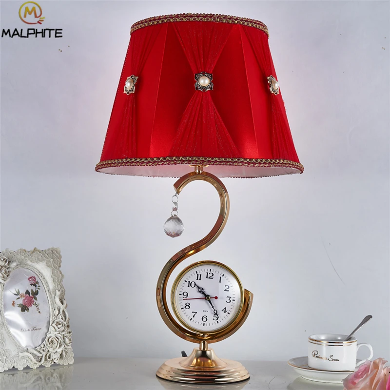 Северные часы, настольная лампа для спальни, красный оттенок ткани, свадебная комната, прикроватная тумбочка для спальни, декоративные настольные светильники, светодиодный светильник