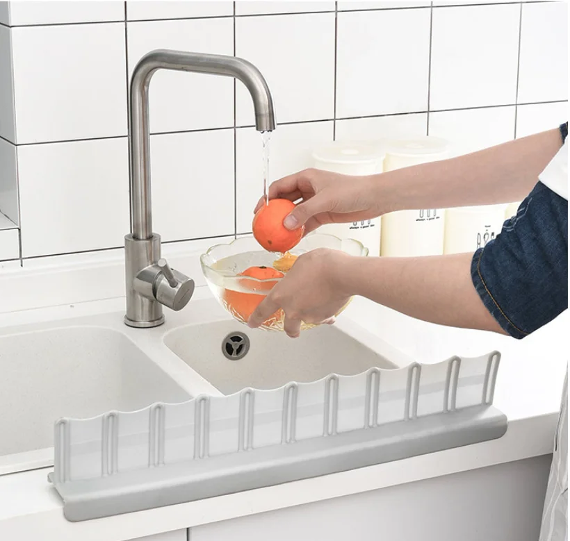 

1PC Kitchen Suction Cup Sink Flap Water Barrier Oil-proof Splashproof Baffle Water Splash Sucker Sink Flaps