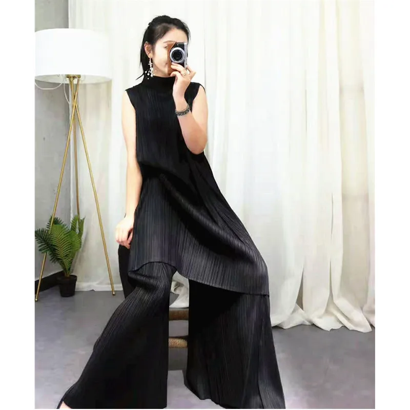 Женский плиссированный костюм Changpleat однотонный эластичный с высоким воротом