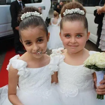 

Lovely White Flower Girls Dresses For Weddings Scoop Ruffles Lace Tulle Pearls Backless Princess Children Wedding Birthday Part