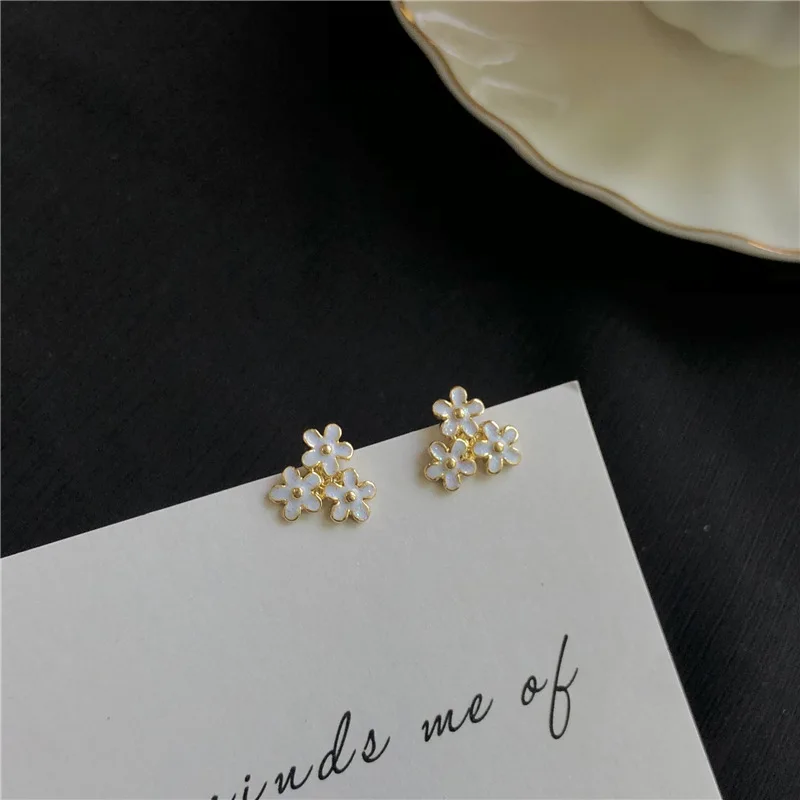 

Sweet White Flowers Clip Earrings Without Piercing Korean Fashion Small Earrings for Women