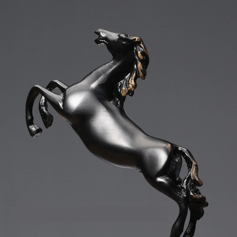 Черная статуя бегущей лошади из черного металла художественная мраморная основа постмодерн винный шкаф украшения скульптура домашний подарок