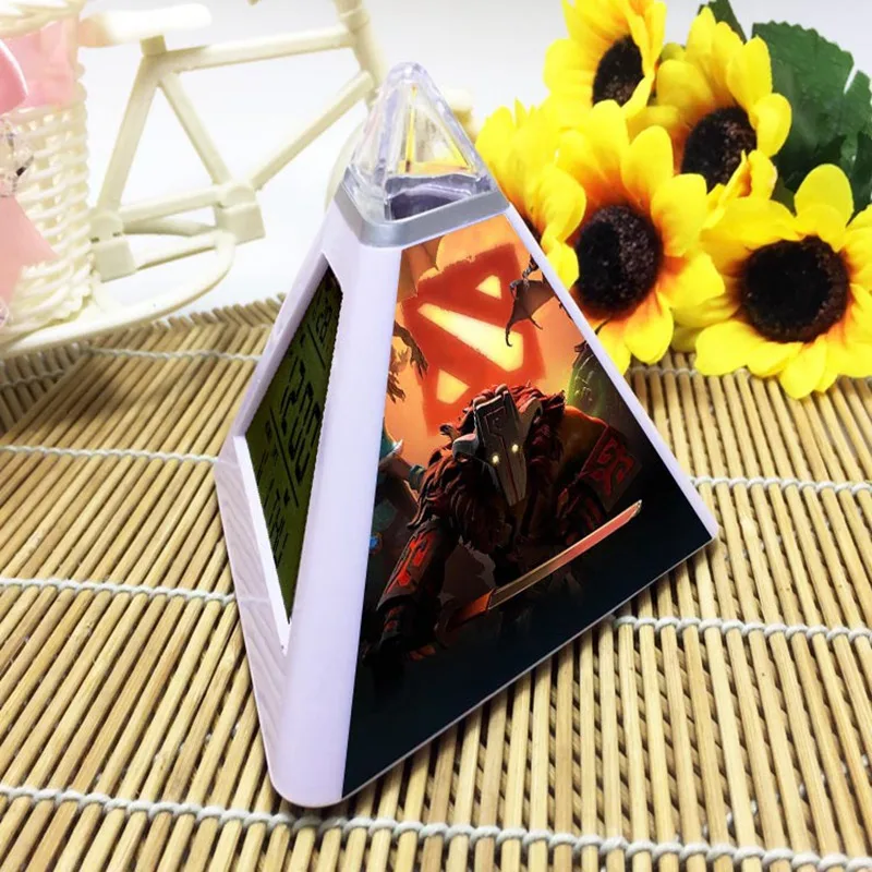 Reloj despertador Triangulo Dota Пирамида светодиодные часы 7 цветов мигающий bakclight часы reveil проекция светодиодный Будильник - Цвет: 16