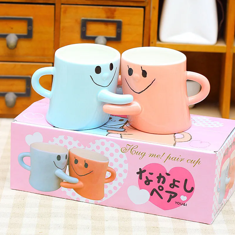 

2pcs/a lot Color Expression Embracing Cups Couple Smiling Mugs Hug Ceramic Mug Creative Valentine Wedding Decoration Gift