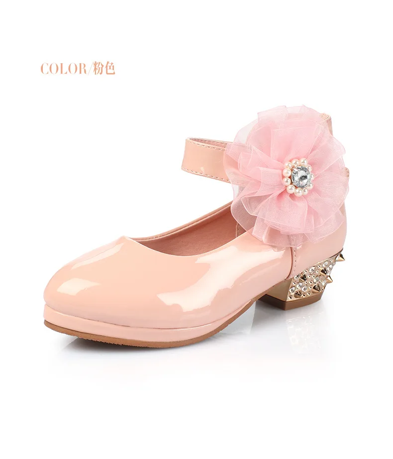 Модные новые туфли из искусственной кожи с большим жемчугом и цветами для девочек; вечерние детские туфли для танцев; свадебные туфли принцессы на высоком каблуке для девочек