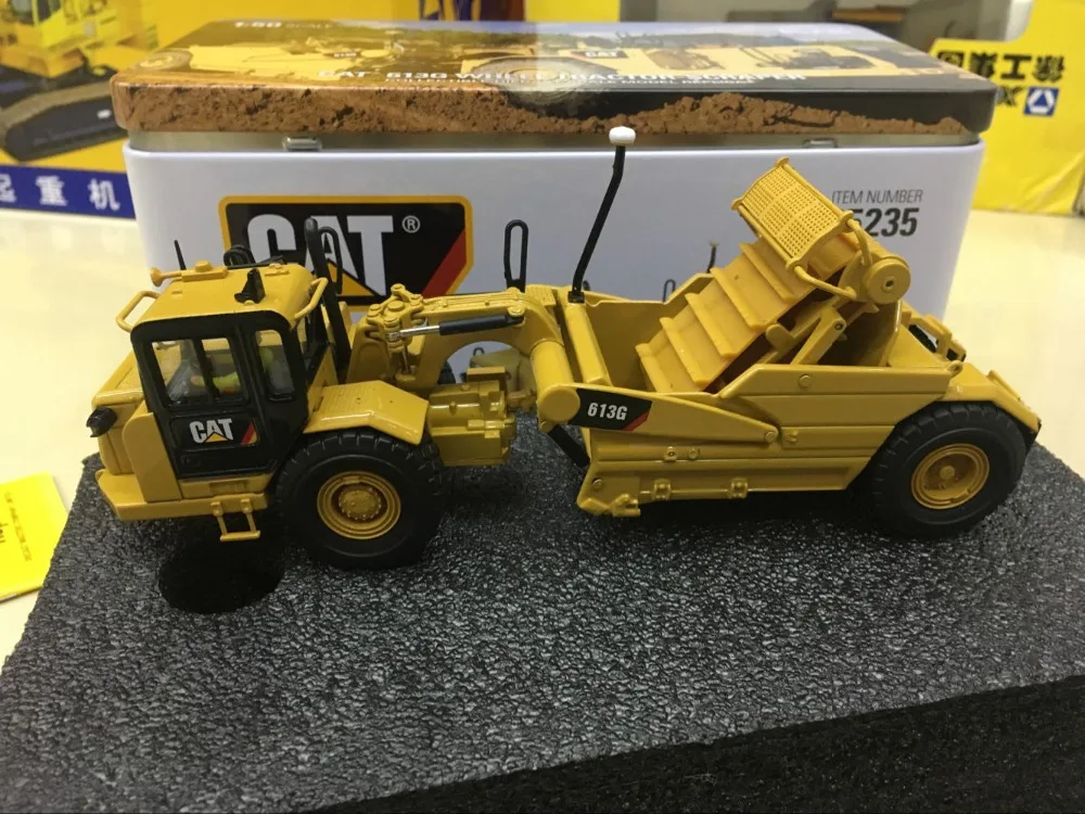 Скребок для колес CATERPILLAR CAT 613G с оператором 1/50 бренд DIECAST MASTERS DM85235 |