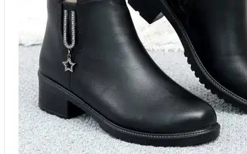 

2018 new pointed short Martin boots with a pair of short boots female thick with velvet.