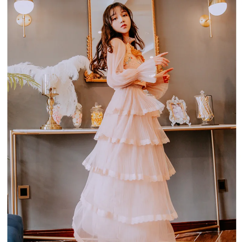 

Lace embroidered small suspender + mesh stitching lace cake shape Style 2019 spring Summer new two-piece female dress