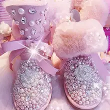 Новинка; зимние сапоги ручной работы на овечьем меху, украшенные цветком из страз и жемчугом; обувь на плоской подошве с круглым носком; цвет розовый