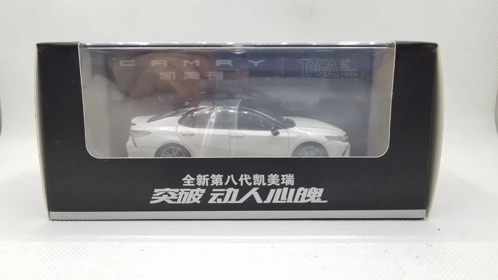 Модель литья под давлением 1:43 для Toyota Camry Sport 2018 белый седан 8 го поколения игрушка