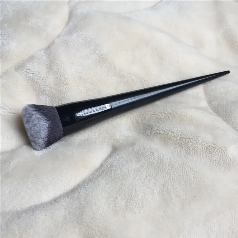 KVD Lock-it Edge Foundation Brush #10 _ 2