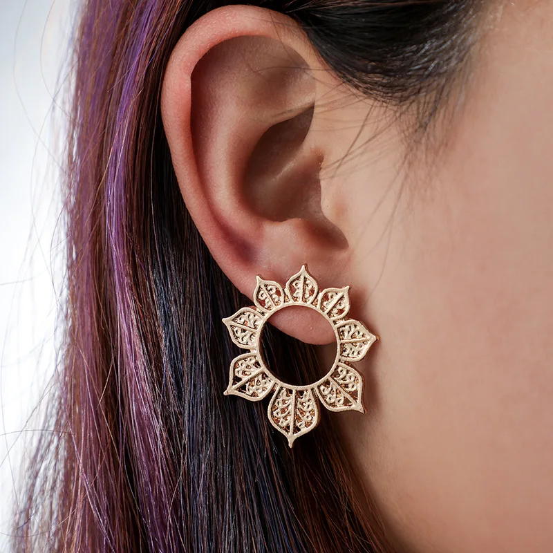 

Fashion Metal Hollow Sun Flower Round Circle Gold Color Dangle Earrings for Women Simple Retro Charming Earrings for Female 2019