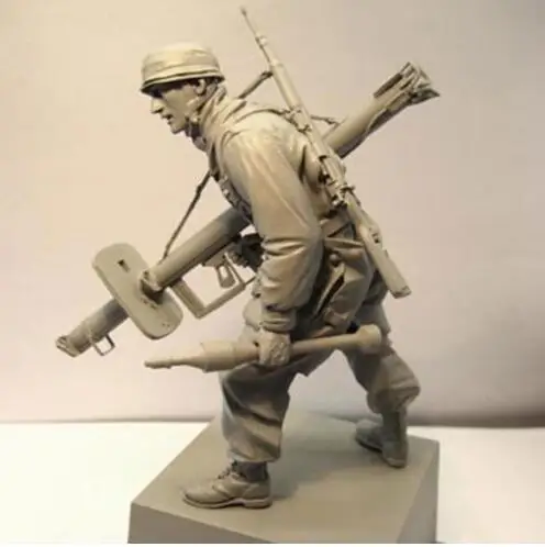 

1/16 120mm Unpainted Resin Figure Anti-tank soldier ()