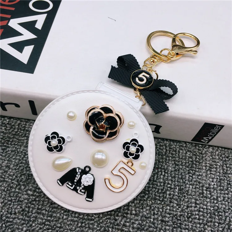

Creative Flower Mirror Keychain Ladies Carry-on Mirror Key Chain Car Bag Pendant Handmade Jewelry Gifts for Women