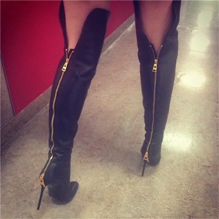 vestido de couro preto com bota