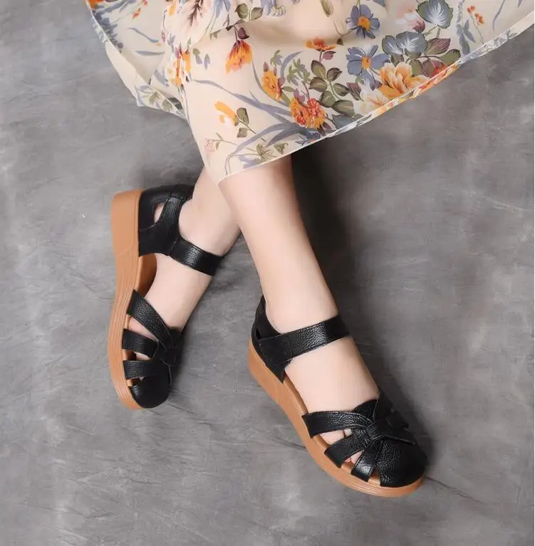 Новые летние туфли на танкетке; удобные нескользящие женские босоножки из натуральной кожи; сандалии для мам среднего возраста с закрытым носком