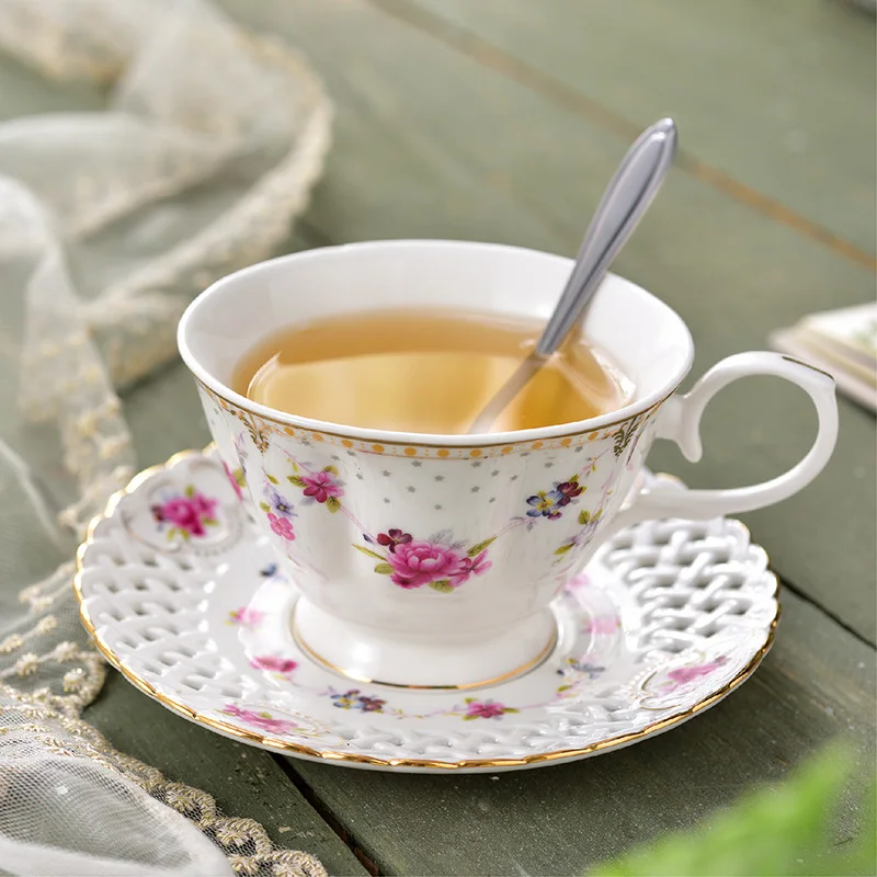 чай в блюдце. London tea club чай. чай в керамической чайнице hilltop. фарфоровые чашки для чая. красивые чашки.