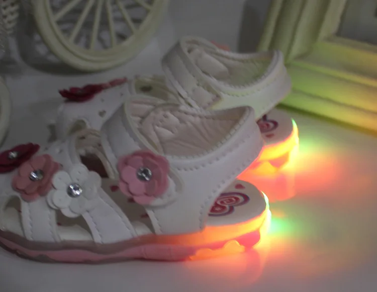 Летние сандалии для маленьких девочек от 0 до 24 месяцев нескользящая обувь для новорожденных с мягкой подошвой светящаяся обувь принцессы с цветами