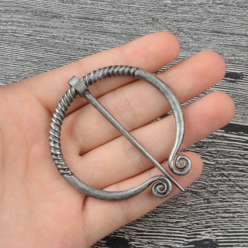 

Spilla in oro e argento non chiusa spilla rotonda moda uomo accessori semplice e generosa