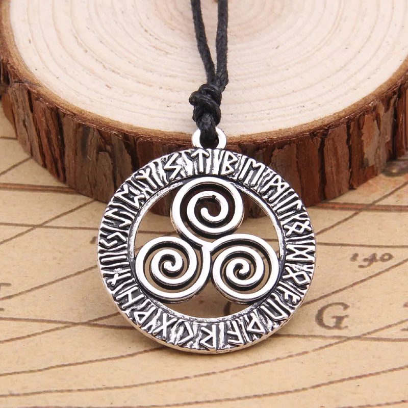 فايكنغ الآيسلندية Vegvisir خوذة الرعب في رونيك دائرة قلادة السحرية عصي البوصلة رون تميمة فحام قلادة