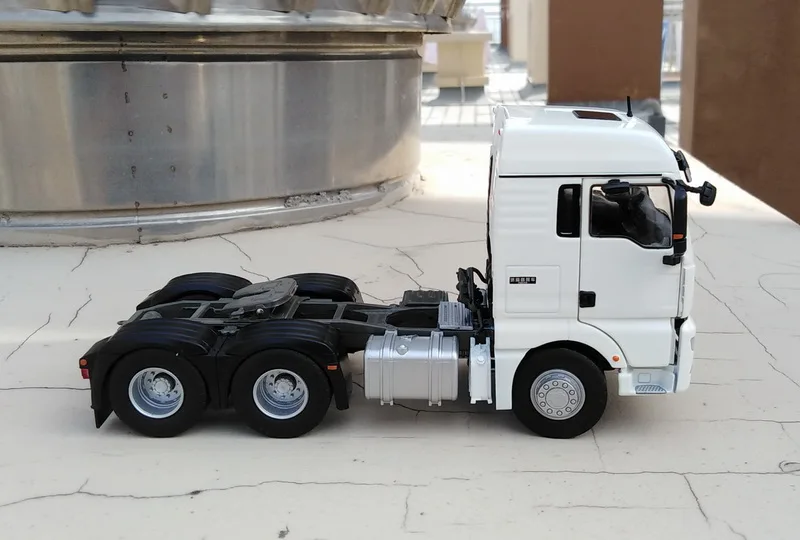 Изысканный сплав модель 1:36 SinoTruk SITRAK C7H человек для трактора, прицепа, грузовика литая игрушка модель для украшения коллекции