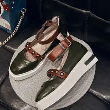 Новинка года; женские туфли с квадратным носком; панк-рок заклепки с заклепками; повседневная женская обувь на плоской платформе с ремешком и пряжкой для девочек