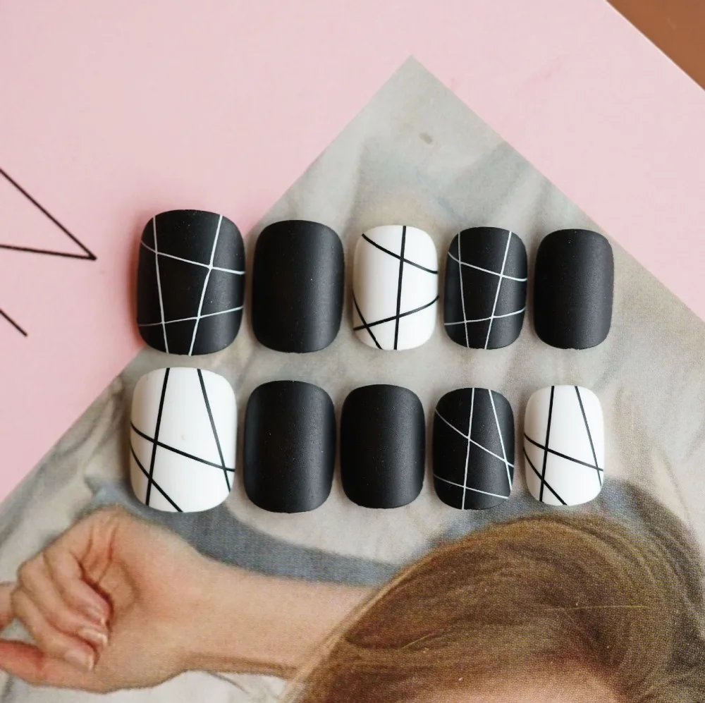 

24Pcs Simple Black White Line Fake Nails Normal Square Matte Artificial Nail Tips with Glue Sticker for Home Office Faux Ongle