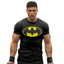 Новинка, летняя мужская футболка для фитнеса, крутая Мужская футболка для занятий спортом в тренажерном зале, бодибилдингом, тренировочными стрингами, футболка