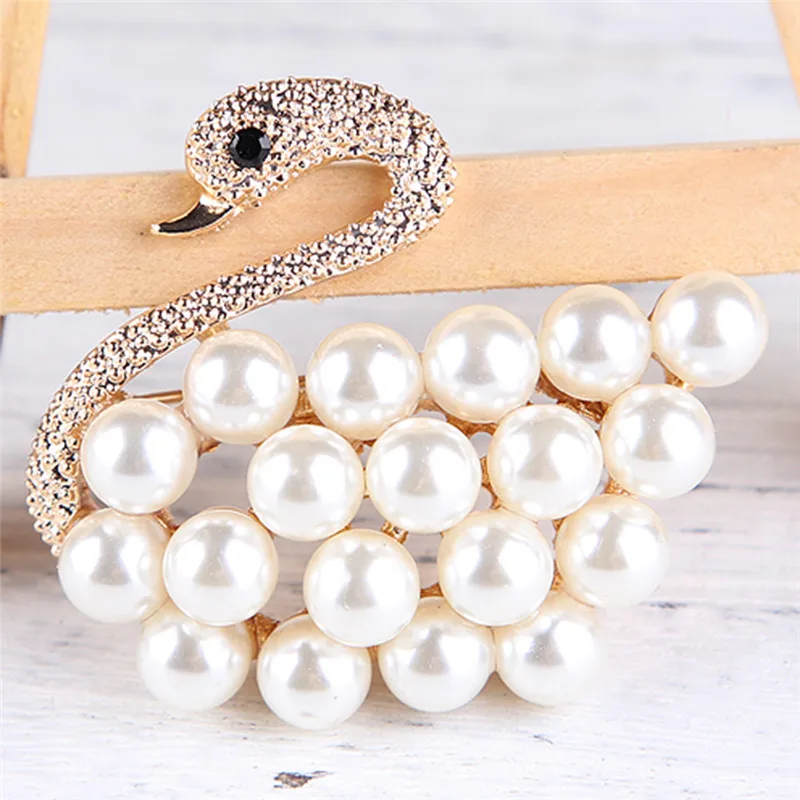 Simulated Pearl Swan Brooches for Women Elegant Gold Swan Label Pin Garment Accessories Jewelry New