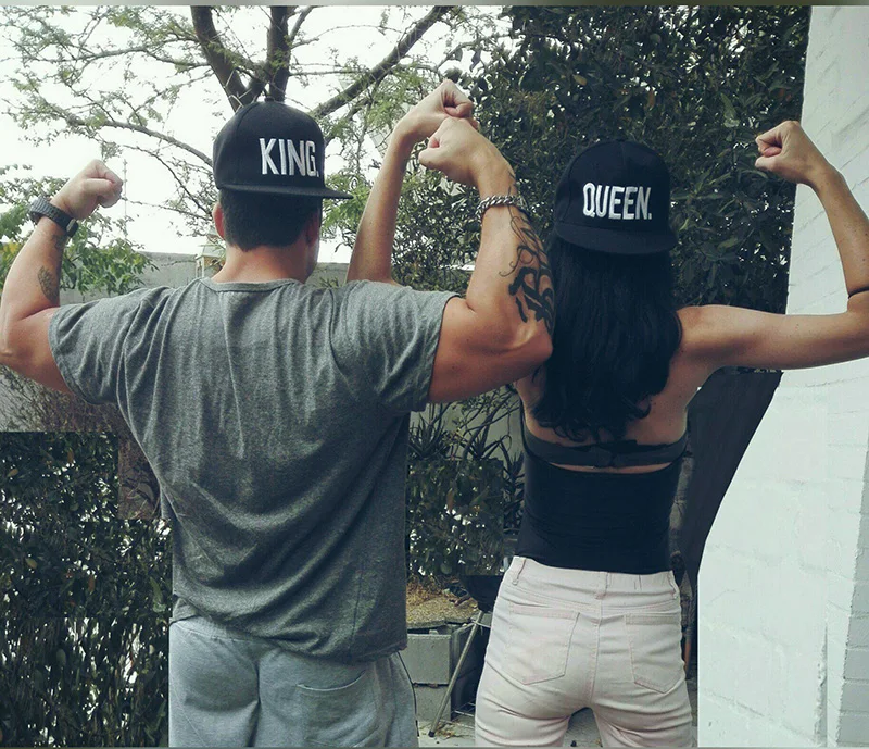 парень в кепке с девушкой. мужская бейсболка на девушке. парень в кепке с девушкой. кепка парочками. кепка woolrich unisex check baseball cap.