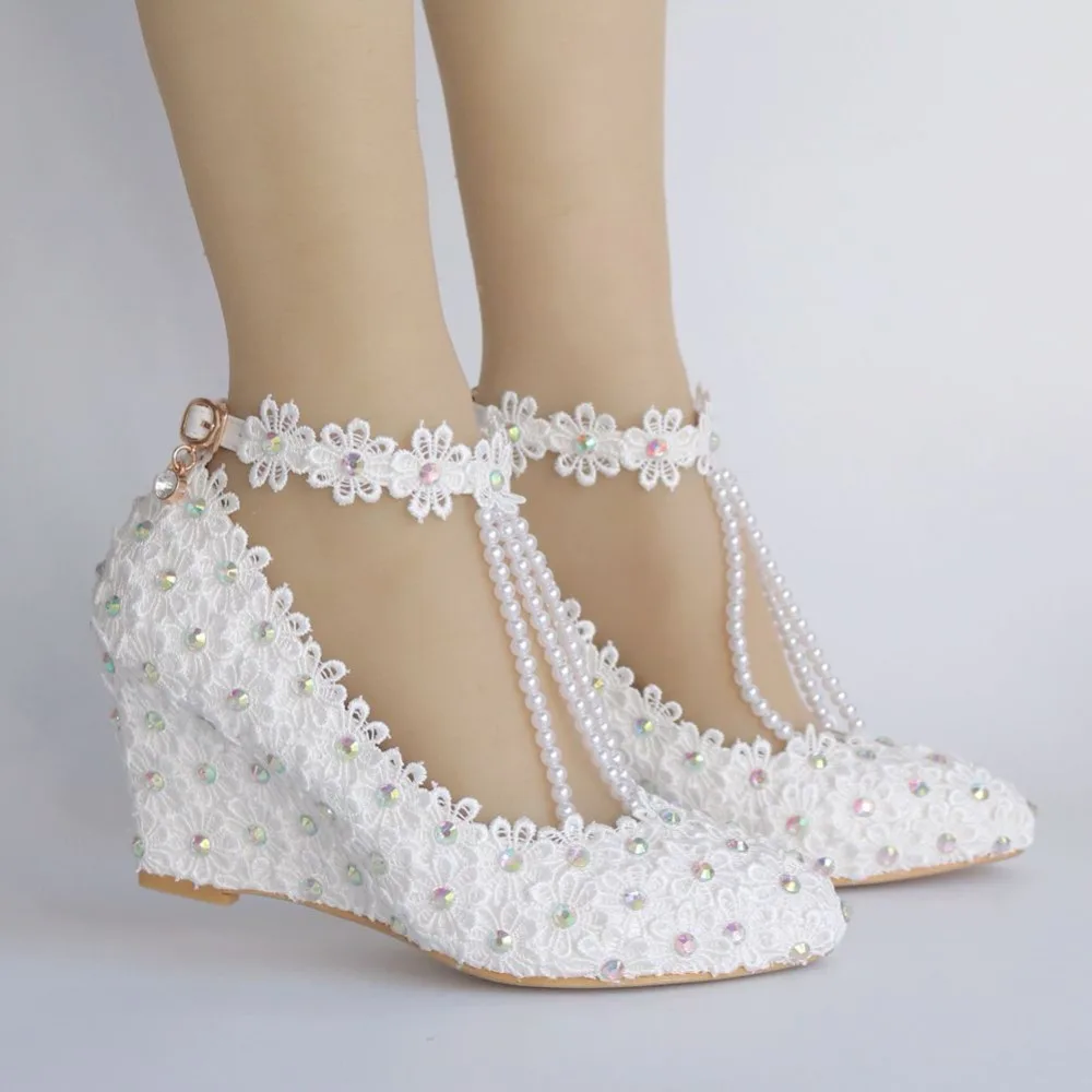 Женская свадебная обувь с белыми цветами и кристаллами; туфли на высоком каблуке с кружевом и жемчужинами; красивые модельные туфли для невесты; туфли-лодочки на танкетке с отделкой бисером