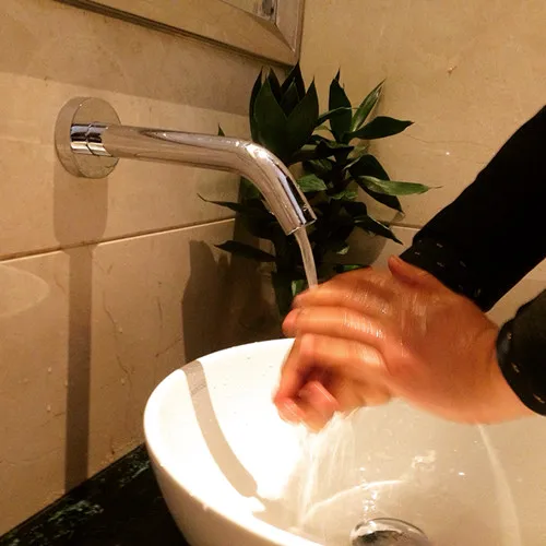 جدار جبل استشعار التلقائي اليد الحرة براس الحمام الغرور بالوعة/حوض touchless صنابير خلاطات صنابير torneira banheiro (K-27)