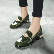 Весенняя элегантная женская обувь из лакированной кожи в британском стиле, украшенная стразами, с квадратным носком, модные женские лоферы на плоской подошве