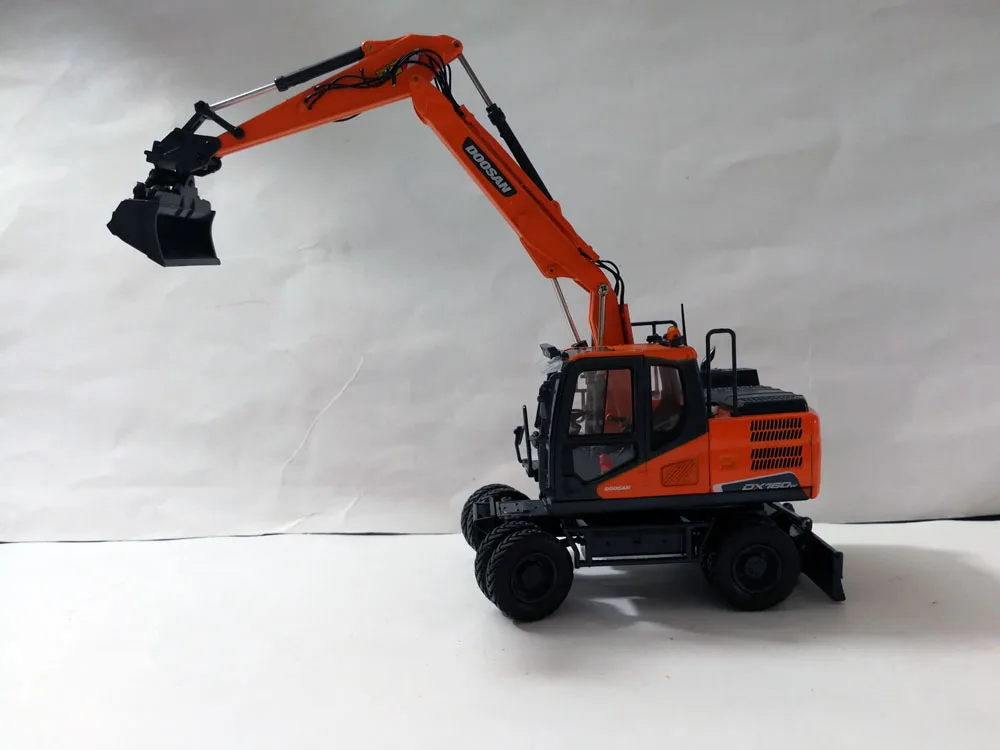 UH-8134 1:50 Doosan DX160w колесный экскаватор