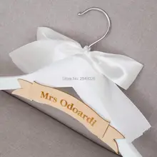 Персонализированные Свадебное платье вешалка, свадебное платье с лентой, пользовательские древесины свадебные последний вешалка с именем, тисненый деревянный баннер